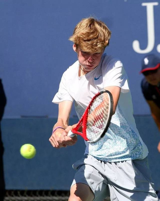 佩戴护指或 佩戴护指或